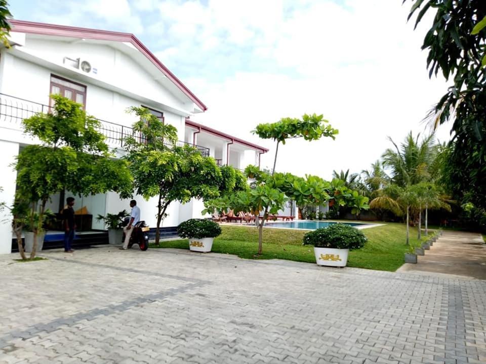 Sea Lagoon Beach Hotel Trincomalee Exterior photo